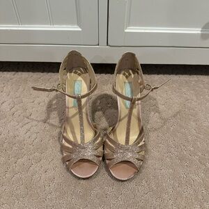 betsey johnson gold heels